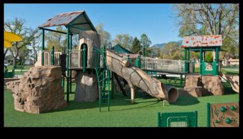 Dabas iedvesmota rotaļa: dodieties ārā saviem mājdzīvniekiem