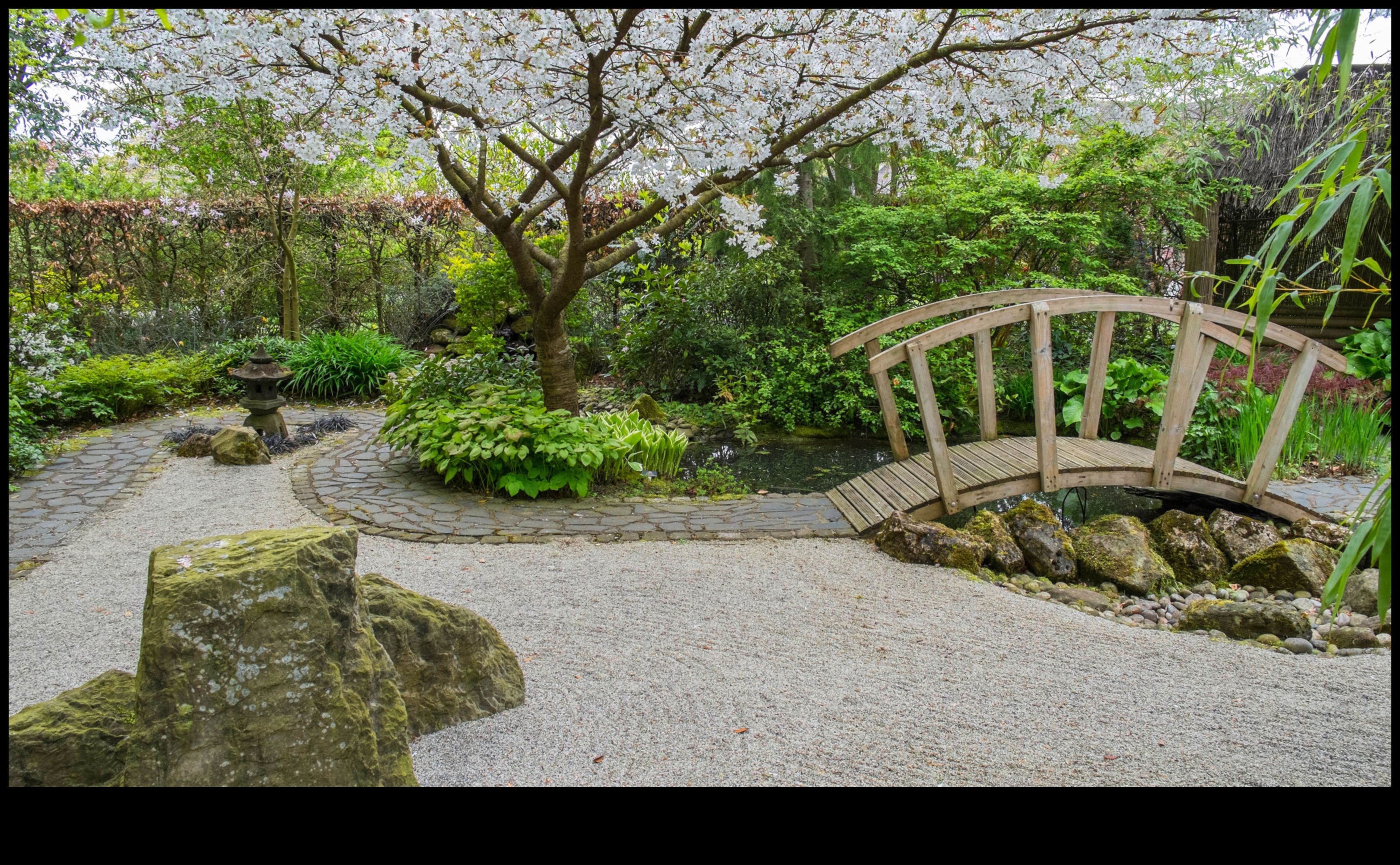 Sūnu tilti un dzena takas: japāņu dārza burvība
